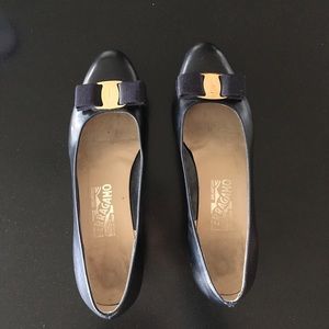 Salvatore Ferragamo Vara Pumps navy blue